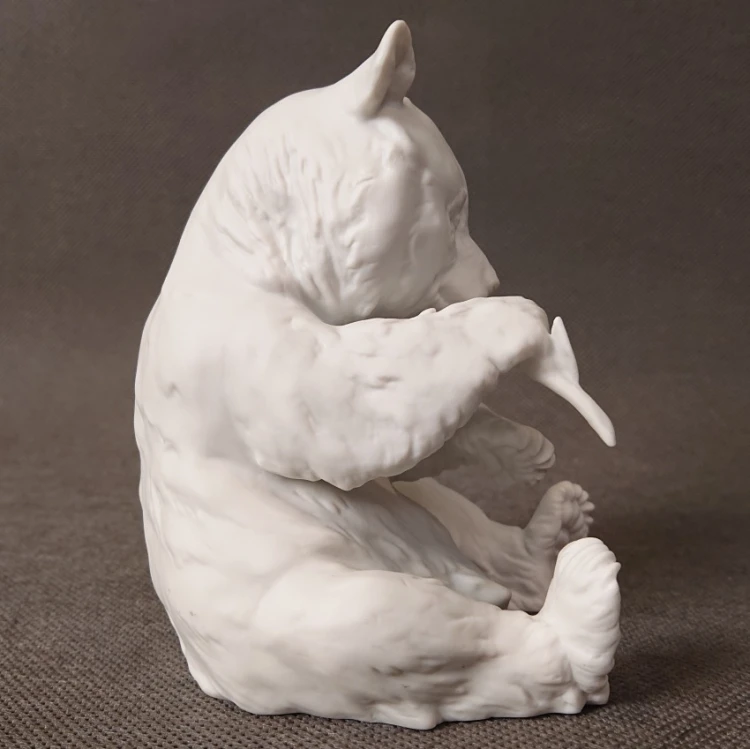 Prawy profil biskwitowej figurki pandy wielkiej model 627 marki AK Kaiser
