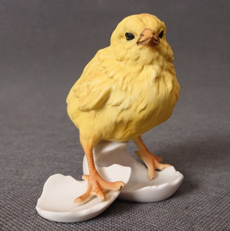 Porcelanowa figurka wyklutego kurczaczka w rozbitej skorupce Kaiser Porzellan