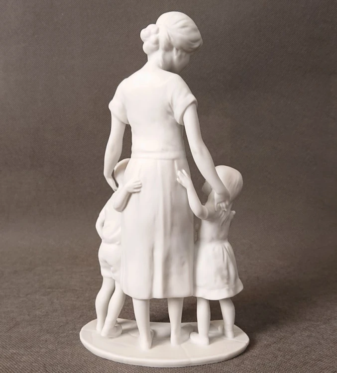 Widok od tyłu porcelanowej figurki model 808 ukazujący detal pleców i sukni