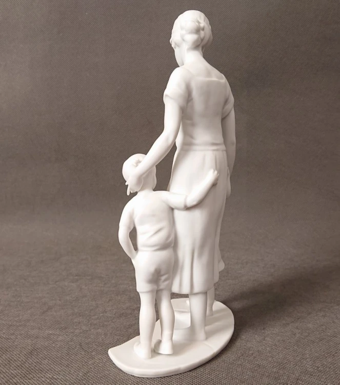 Lewy profil figurki z matowej porcelany biskwitowej AK Kaiser