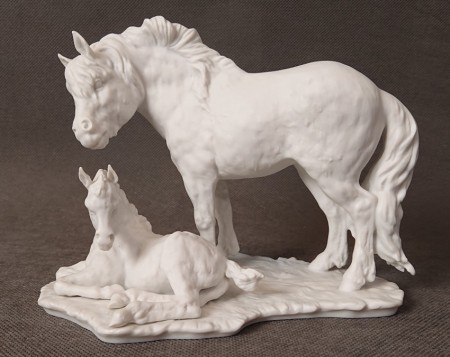 Porcelanowa figurka biskwitowa Klacz kuca ze źrebięciem Kaiser Porzellan