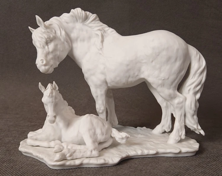 Porcelanowa figurka biskwitowa Klacz kuca ze źrebięciem Kaiser Porzellan