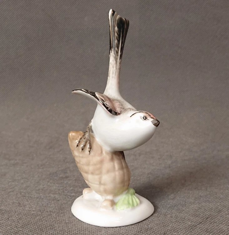 Porcelanowa figurka ptaka na szyszce wytwórni Aquincum Budapest