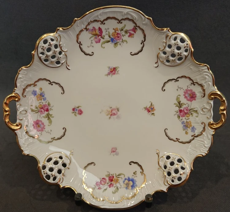 Duża ażurowa patera z bukietami kwiatów Rosenthal Moliere widok z góry