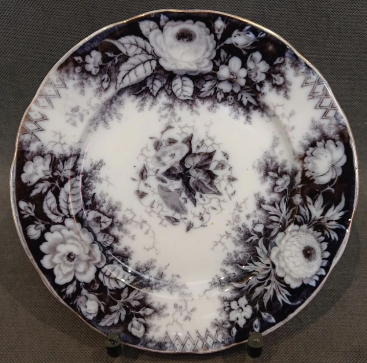 Talerz ceramiczny z motywem kwiatów i rzeźbionym rantem seria Jardiniere
