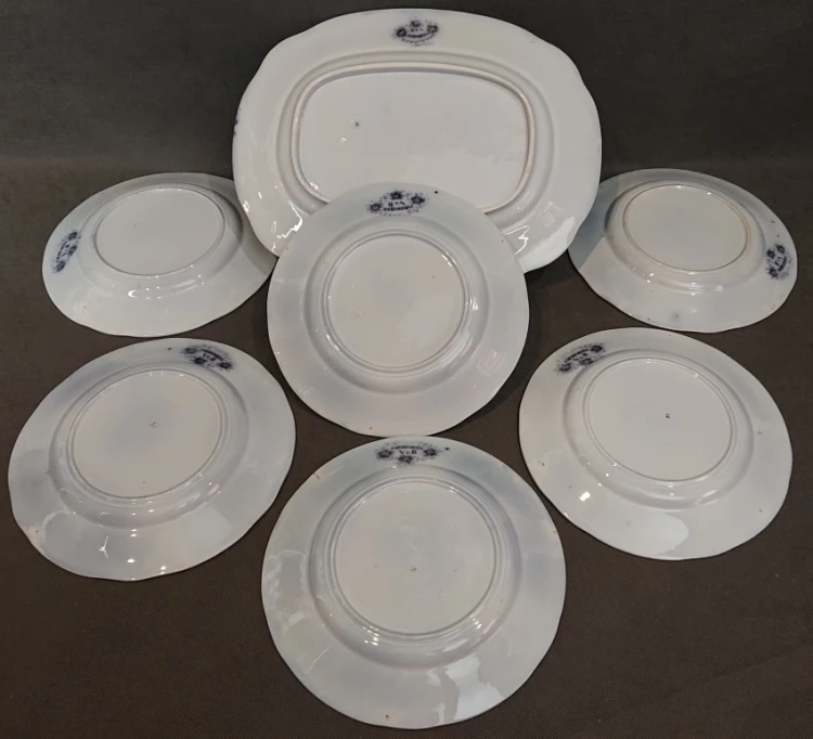 Spody naczyń z kompletu Villeroy & Boch z widocznymi sygnaturami