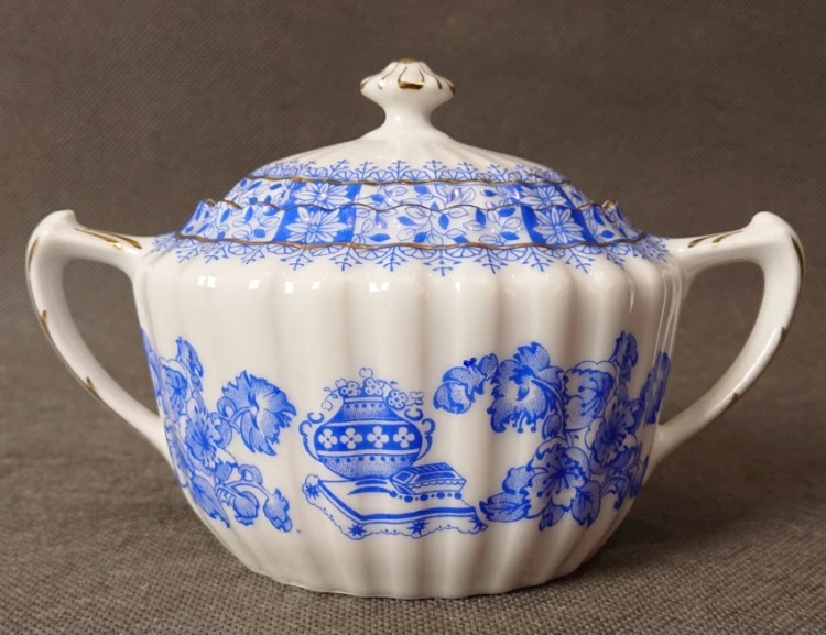 Porcelanowa cukiernica China Blau Tuppack Tiefenfurt ujęcie od przodu z chińską wazą