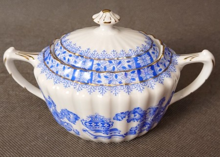 Porcelanowa cukiernica China Blau Tuppack Tiefenfurt ujęcie od przodu z chińską wazą