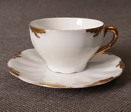 Antyczna filiżanka ze spodkiem do espresso Weimar Porzellan ujęcie z przodu ze złoconym uszkiem