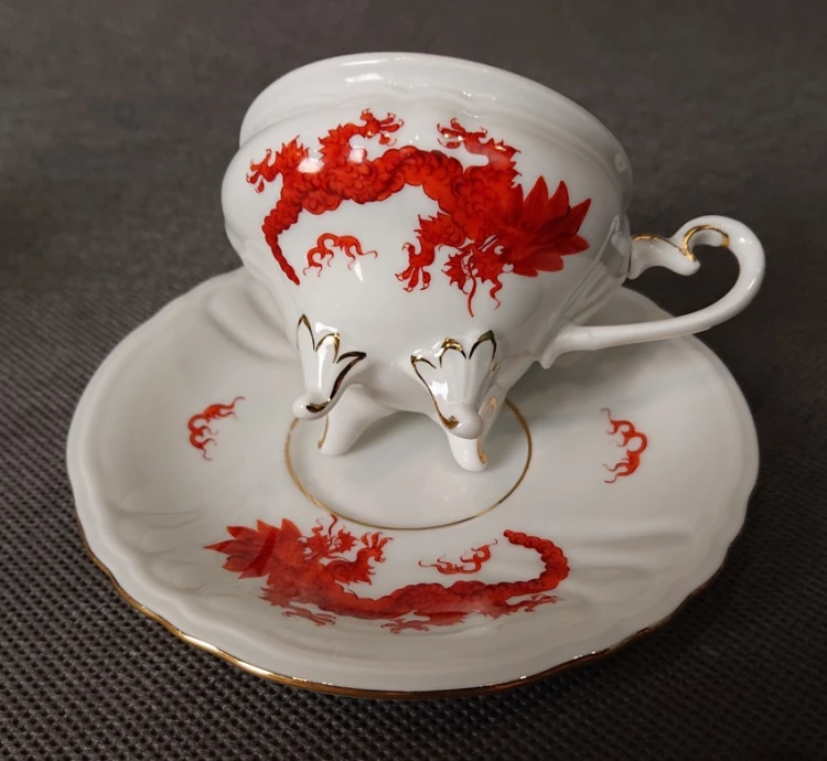 Profil filiżanki do espresso ze smokiem Ming leżącej przy spodku