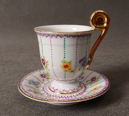Ręcznie malowana filiżanka do espresso na stópce ze spodkiem Schloss Marienburg ujęcie z przodu