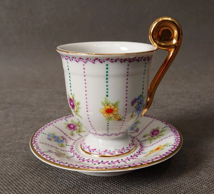 Ręcznie malowana filiżanka do espresso na stópce ze spodkiem Schloss Marienburg ujęcie z przodu