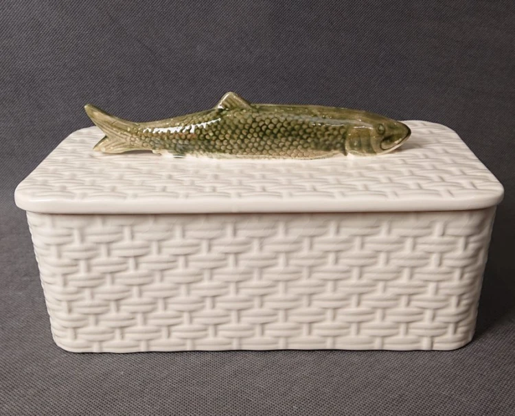 Tył ceramicznego pojemnika na śledzie z fakturą koszyka