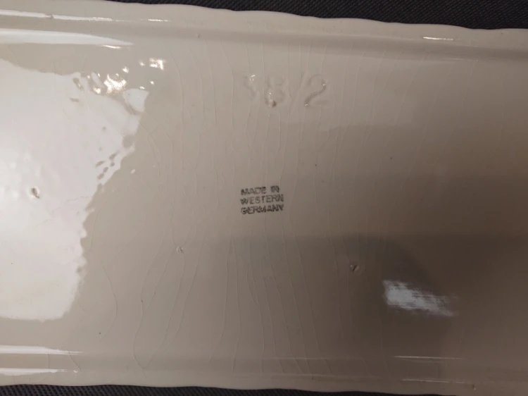 Zbliżenie na spód pojemnika ze stemplem MADE IN WESTERN GERMANY i numerem 38/2