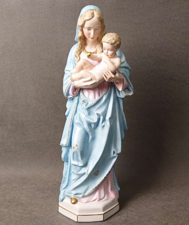 Porcelanowa figura Madonny z Dzieciątkiem w błękitnym płaszczu ujęcie z prawego profilu