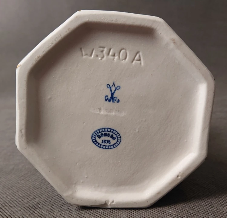 Spód oktagonalnej podstawy z monogramem WR, numerem W340 A oraz pieczęcią BOBURG 1878