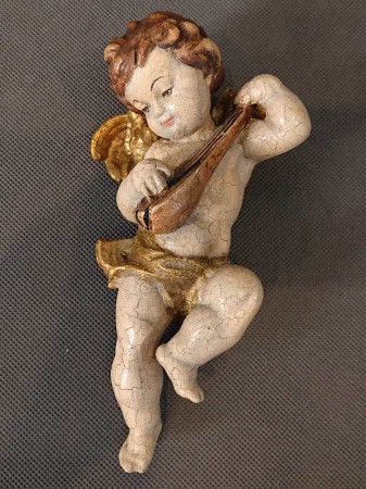 Drewniana rzeźba aniołka putto z mandoliną i złoconą draperią widok z przodu