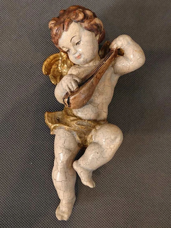 Drewniana rzeźba aniołka putto z mandoliną i złoconą draperią widok z przodu