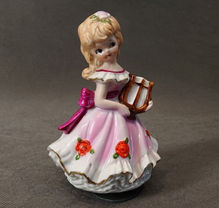 Ręcznie malowana porcelanowa Dama z harfą pozytywka grająca wys. 16,5 cm ujęcie z przodu
