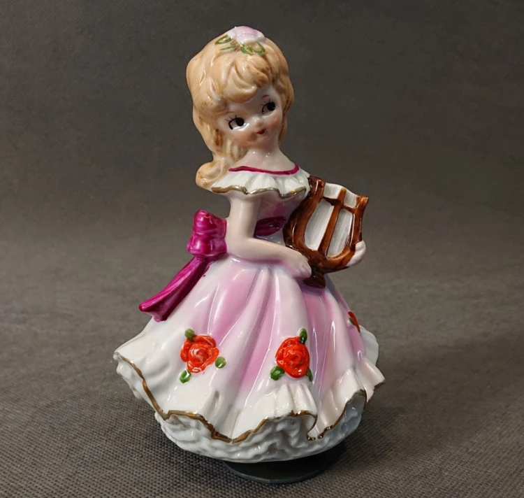 Ręcznie malowana porcelanowa Dama z harfą pozytywka grająca wys. 16,5 cm ujęcie z przodu