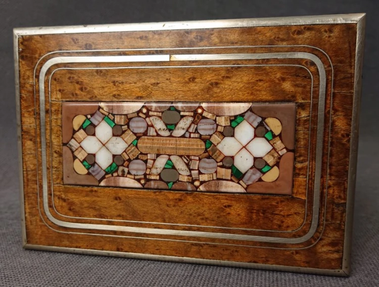 Zbliżenie na kamienną mozaikę pietra dura z aragonitu Karlsbader Sprudelstein