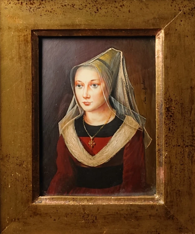 Zbliżenie na miniaturowy portret damy w nakrapianej mosiężnej oprawie