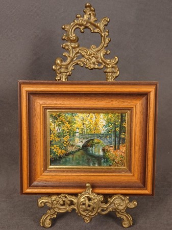 Miniatura olejna Otto Bruckner Most Mutone w Waldsassen w drewnianej ramie zaprezentowana na mosiężnej podstawce