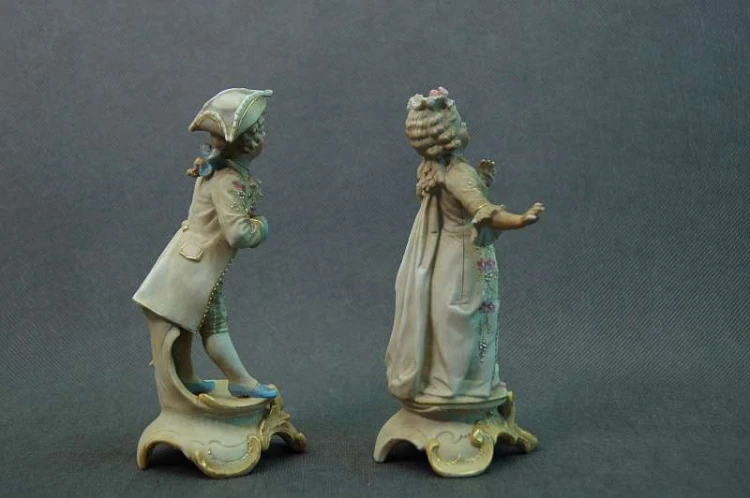 Para wytwornych dzieci porcelanowe figurki