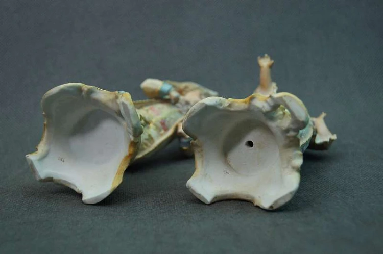 Para wytwornych dzieci porcelanowe figurki
