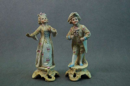 Para wytwornych dzieci porcelanowe figurki