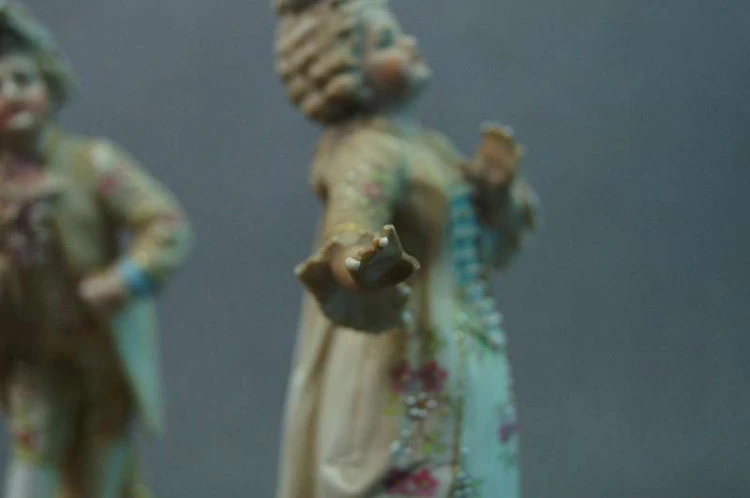 Para wytwornych dzieci porcelanowe figurki