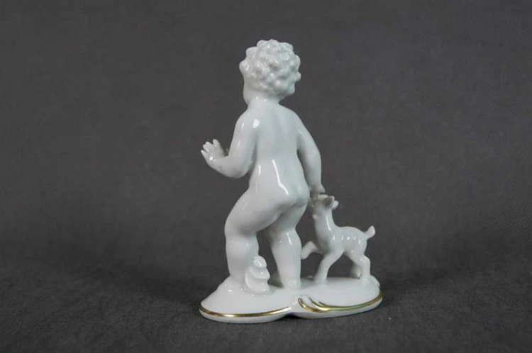 Porcelana Gerold biała figurka chłopczyka z kozą