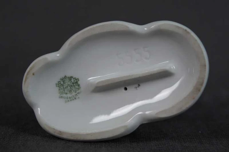 Porcelana Gerold biała figurka chłopczyka z kozą
