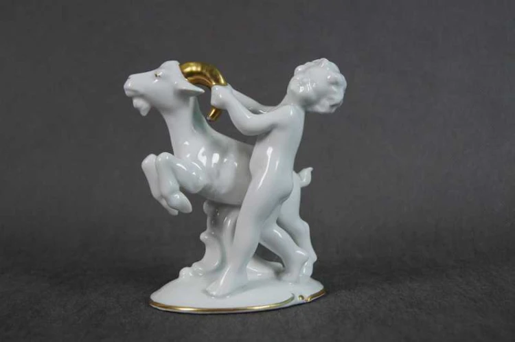 Biała porcelana Gerold figurka chłopiec z kozą