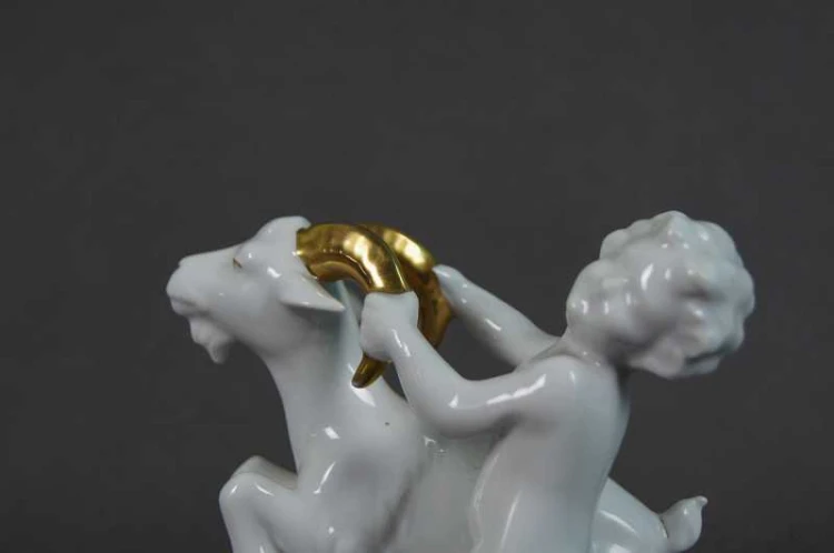 Biała porcelana Gerold figurka chłopiec z kozą