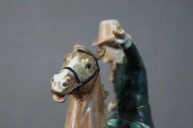 Jeździec na koniu stara porcelanowa figura