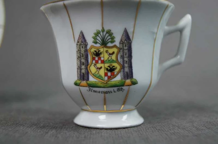 Herb Ilmenau na starej filiżance