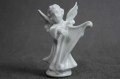 Biały aniołek z harfą porcelanowa figurka