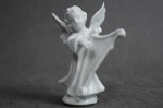 Biały aniołek z harfą porcelanowa figurka