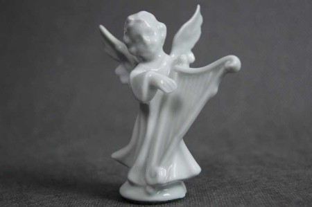 Biały aniołek z harfą porcelanowa figurka