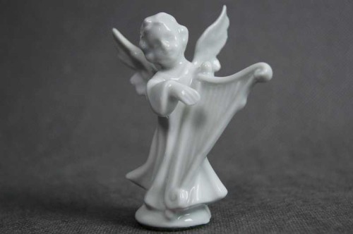 Biały aniołek z harfą porcelanowa figurka
