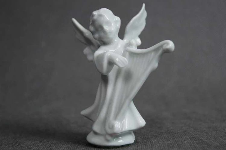 Biały aniołek z harfą porcelanowa figurka