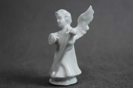 Biały aniołek z harfą porcelanowa figurka