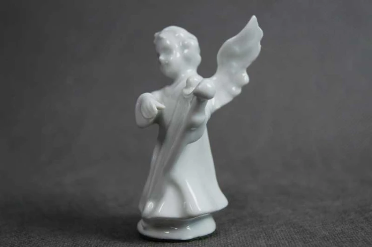 Biały aniołek z harfą porcelanowa figurka