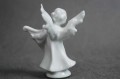 Biały aniołek z harfą porcelanowa figurka