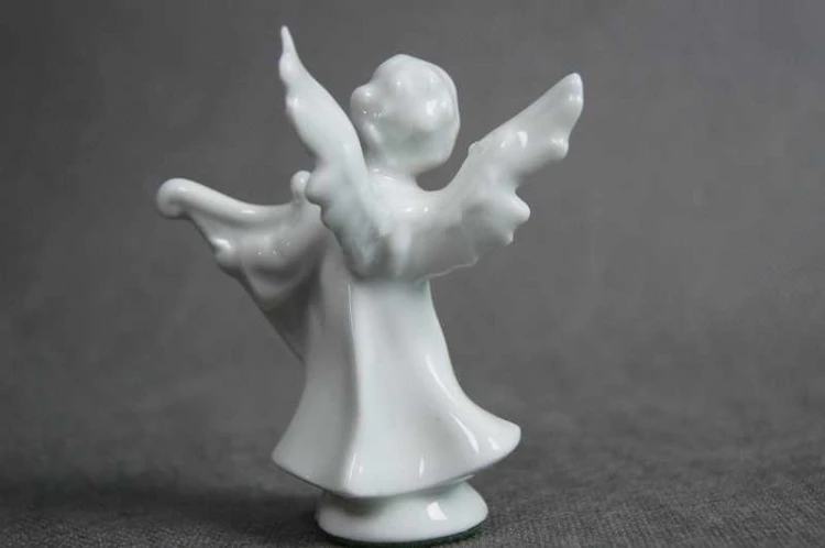 Biały aniołek z harfą porcelanowa figurka