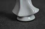 Biały aniołek z harfą porcelanowa figurka