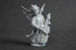 Biały aniołek z wiolonczelą porcelanowa figurka