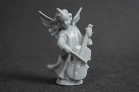 Biały aniołek z wiolonczelą porcelanowa figurka