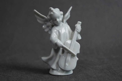 Biały aniołek z wiolonczelą porcelanowa figurka